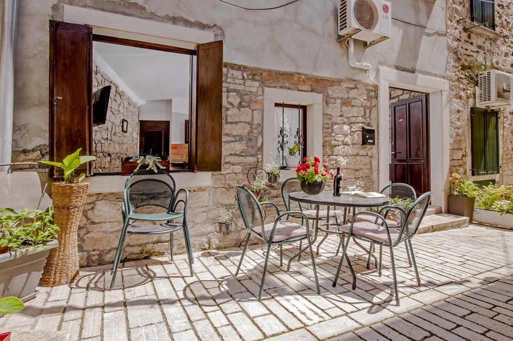 Apartments Taylor Ровинь Экстерьер фото