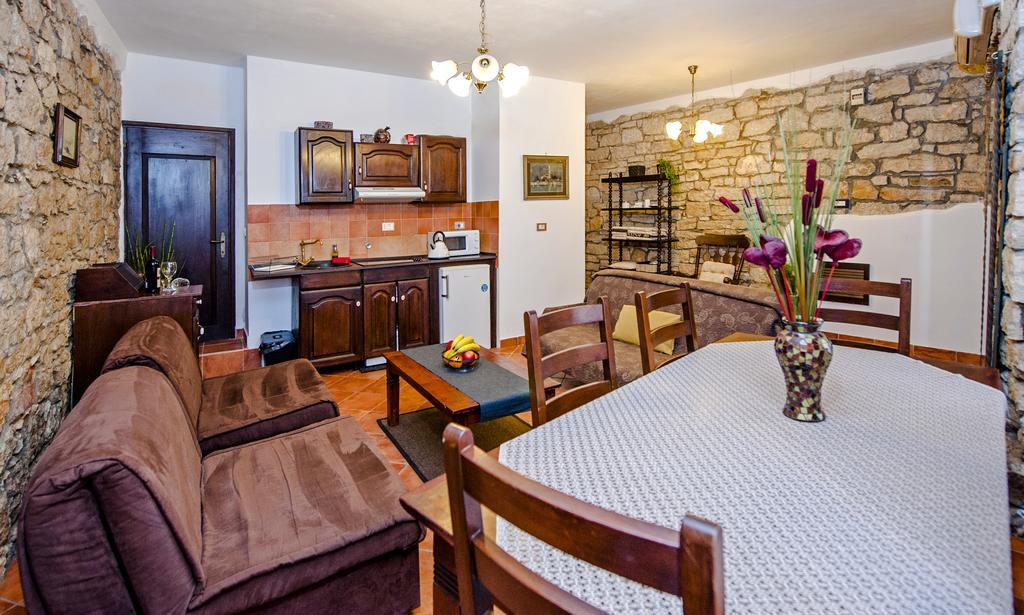 Apartments Taylor Ровинь Экстерьер фото